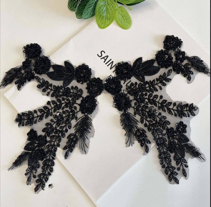 Aplicatie negre cu margele pe negru  . Tesaturi de evenimente, rochii de seara, bluze, fuste.
