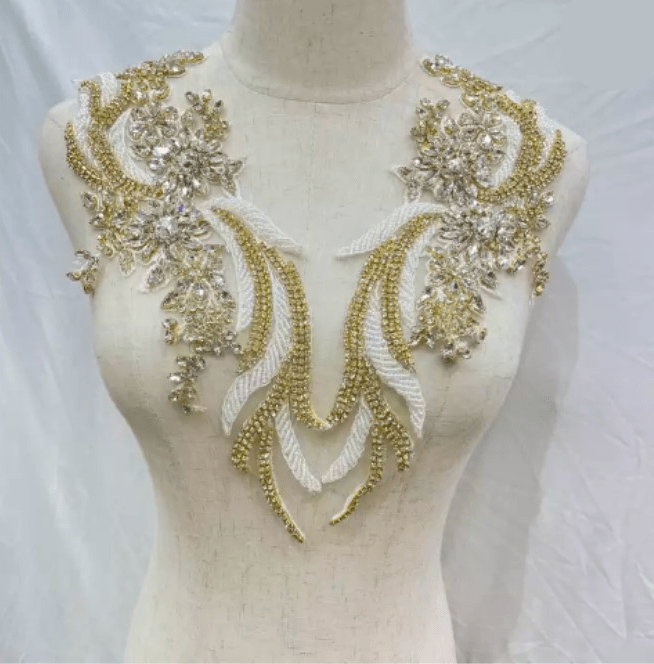 Aplicatii de cusut cu cristale dun sticla  si margele alb-auriu, , lucrata manual, glass beads, glass apliques, gold
 . Tesaturi de evenimente, rochii de seara, bluze, fuste.