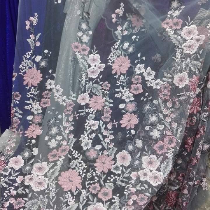 Dantela decupabila cu flori mici gri cu roz, 220 lei m/,stoc 1,6m