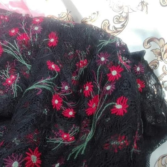 Dantela  brodata cu flori mici,
fara elastan, 
