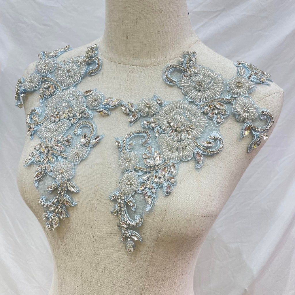 Set aplicatii de cusut cu cristale ,
bleu-argintiu, , lucrata manual, glass beads, glass apliques . Tesaturi de evenimente, rochii de seara, bluze, fuste.