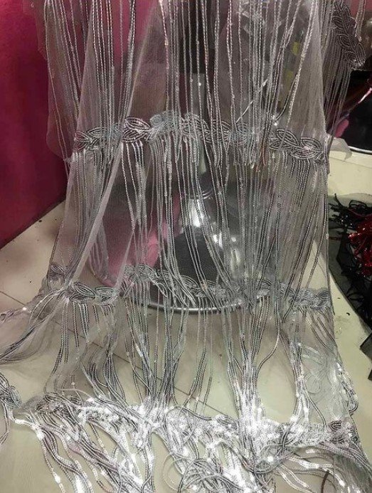 Broderie cu franjuri din paiete 
gri argintiu