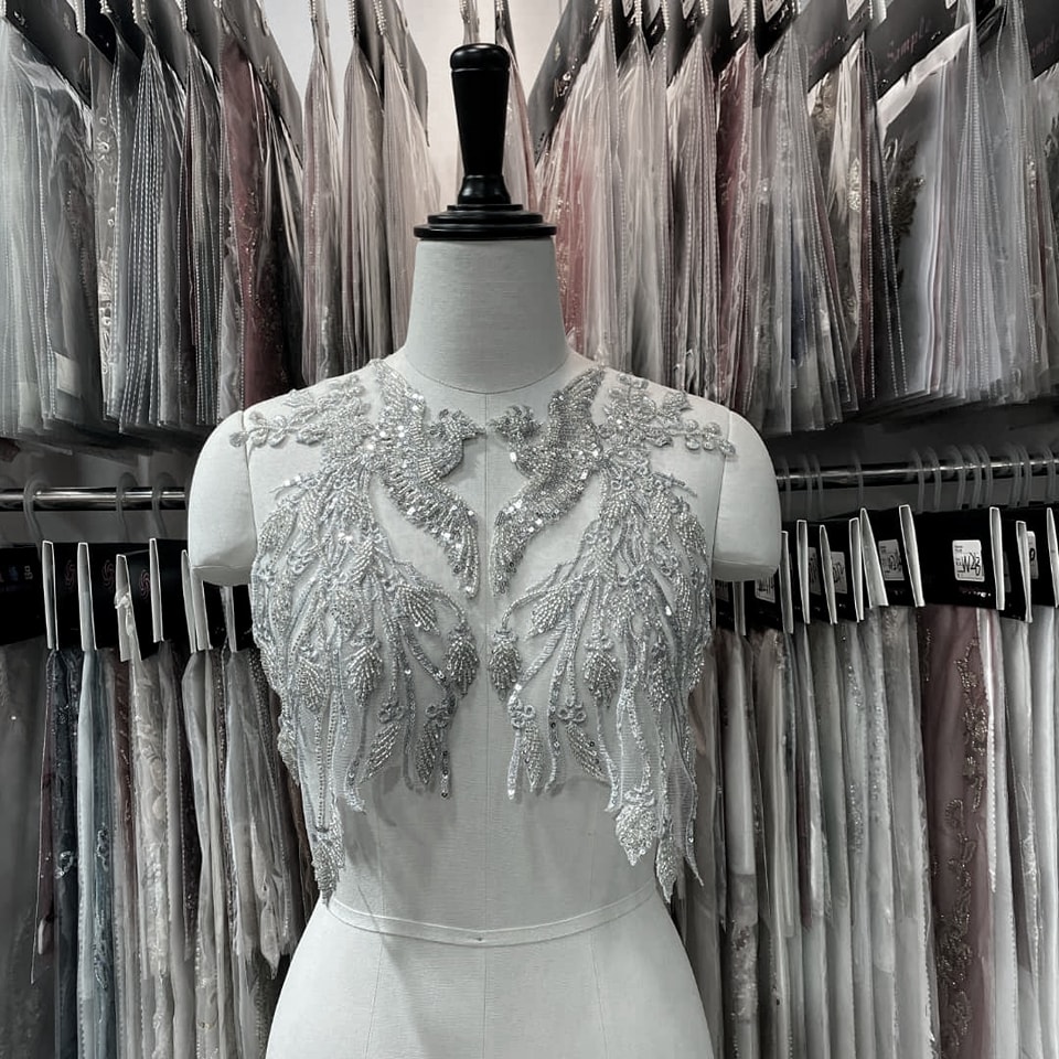 Aplicatii de cusut cu margele pe gri
