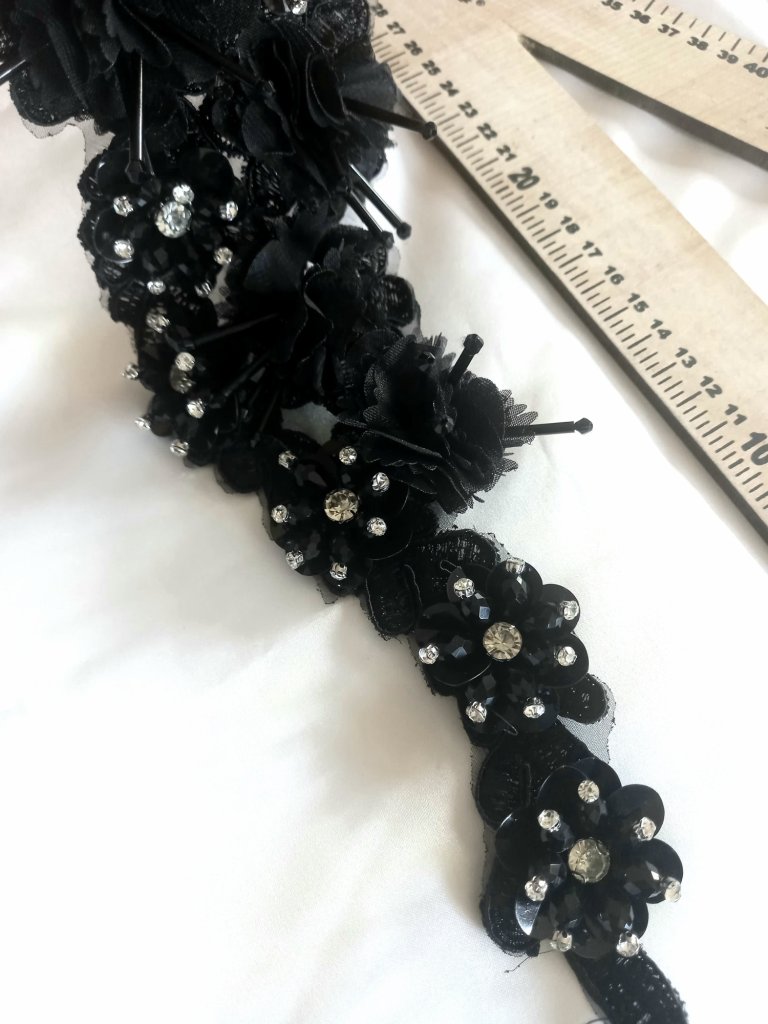 Aplicatie de cusut  cu flori negre 3D si cristale, 45 cm, 
