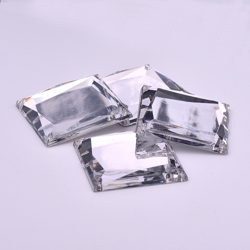 Aplicatii de cusut patrate din acril, 35mm.
