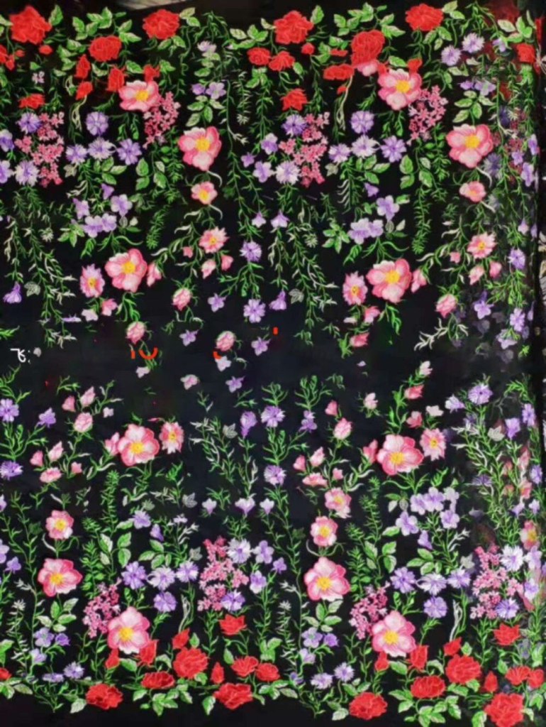 Broderie decupabila cu flori mici stil Valentino 
