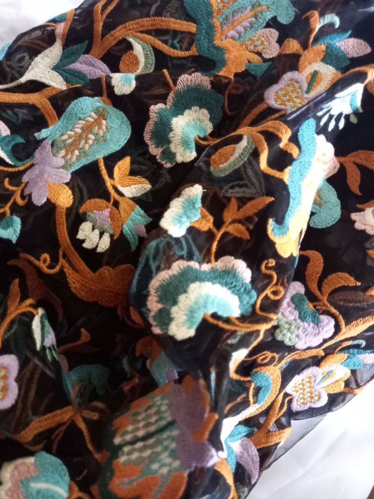 Dantela decupabila cu flori maru si turcoaz,
