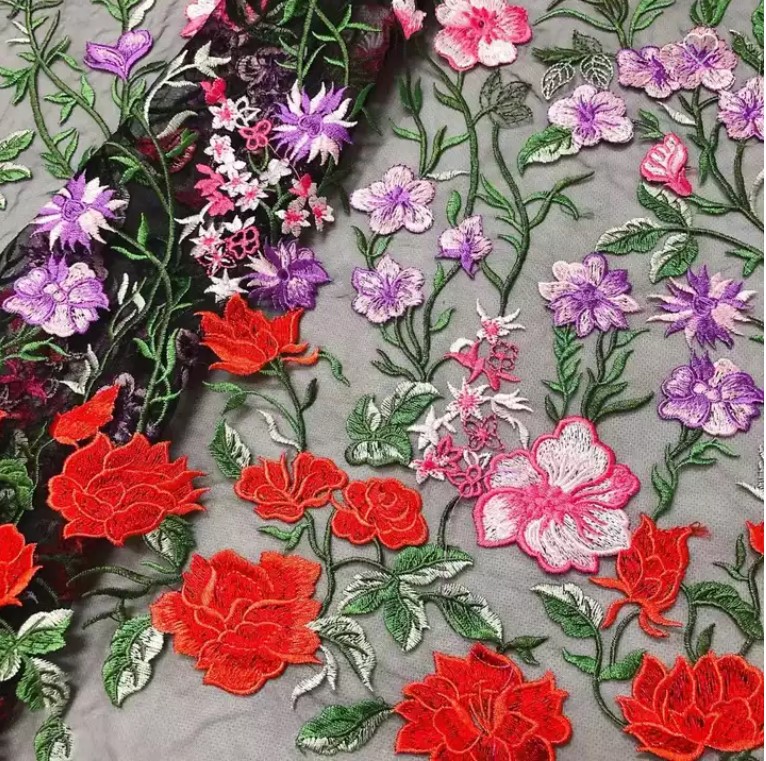 Broderia decupabila cu trandafiri si flori mici, stil Valentino.  Broderii premium. Calitate Superioara. Broderii exclusive.