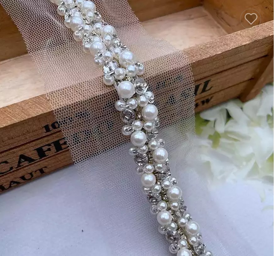 Bordura de cusut  cu perle si strasuri 1.6 cm, ultima bucata 1.5m=98 lei /buc