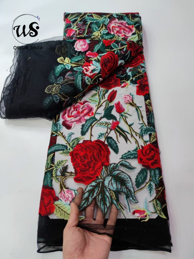 dantela decupabila cu trandafiri rosii. Broderii exclusive. Calitate Superioara. Broderii exclusive.