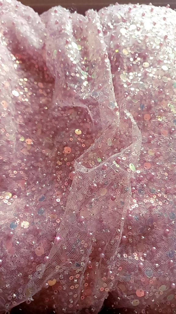 Dantela roz deschis, cu perle roz, margele si paiete transparente,
lace fabric glass beads, glass apliques 