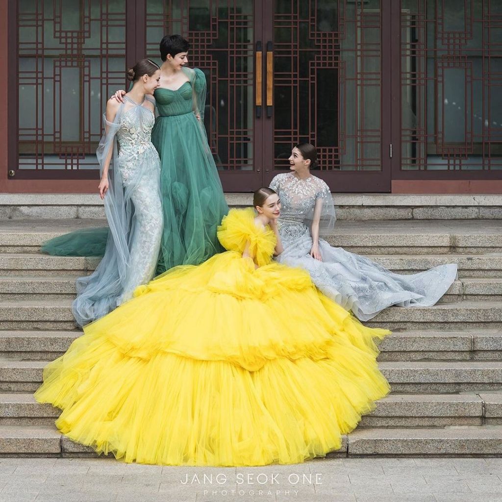 tiul galben . Tesaturi de evenimente, rochii de seara, bluze, fuste.