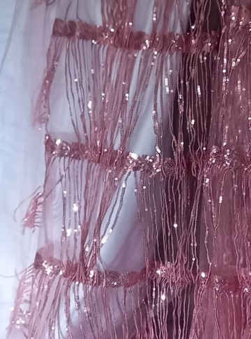 Broderie roz prafuit  cu franjuri din paiete 
