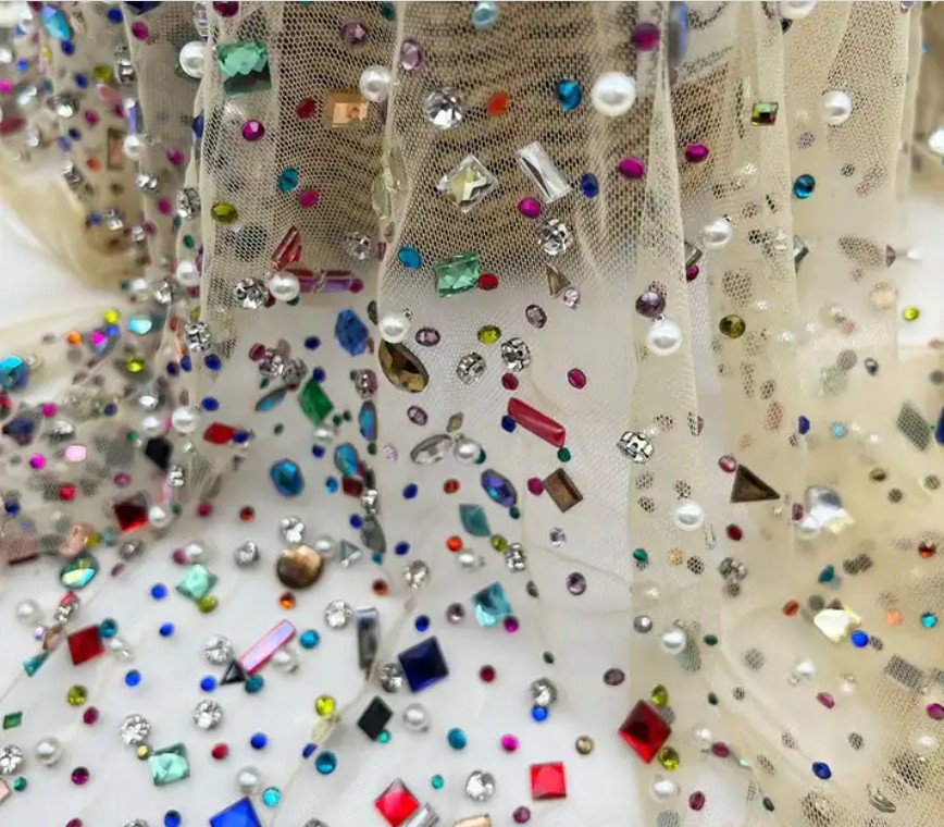 Dantela cu cristale din sticla, strasuri si perle, pe tull bej nude . Tesaturi de evenimente, rochii de seara, bluze, fuste.