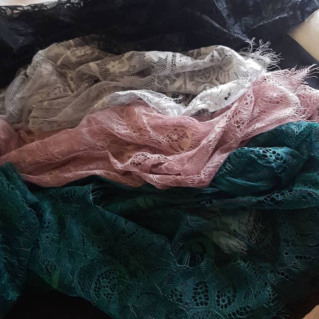 Dantela chantilly 1.45mx3m
220 lei/bucata