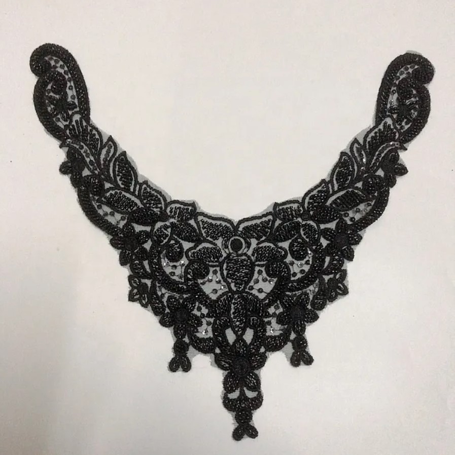 Guler cu margele negre 
