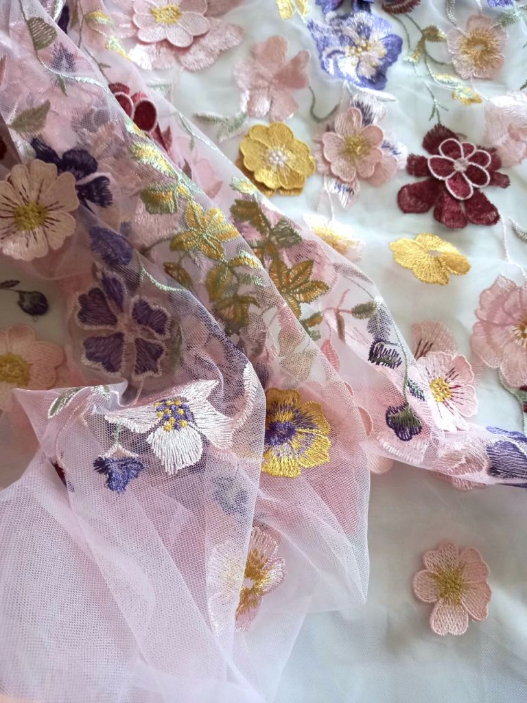 Dantela cu flori 3D, decupabila. Broderii exclusive. Calitate Superioara. Broderii premium.