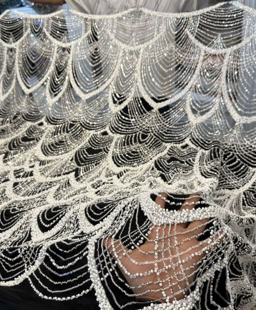 Dantela alb -negru
cu perle, margele si paiete, 
black  white lace fabric glass beads, glass apliques. Broderii premium. Calitate Superioara. Broderii exclusive.