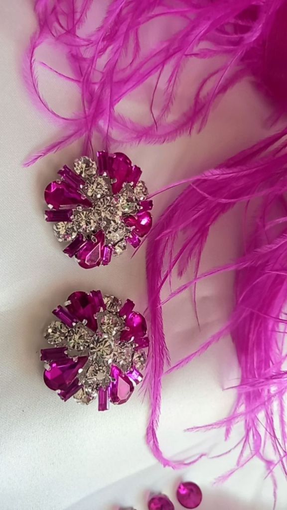 Nasturi cu cristale din sticla 
pentru rochii de eveniment