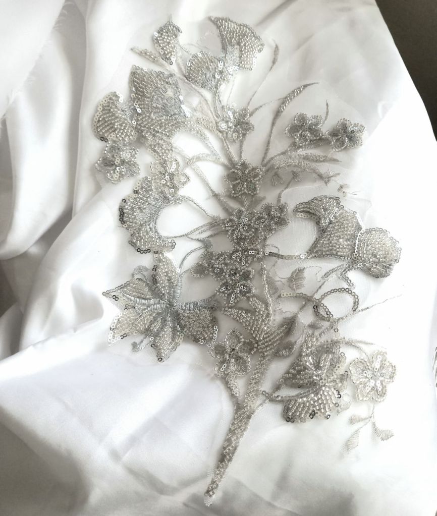 Aplicatii de cusut, flori cu margele pe gri . Tesaturi de evenimente, rochii de seara, bluze, fuste.
