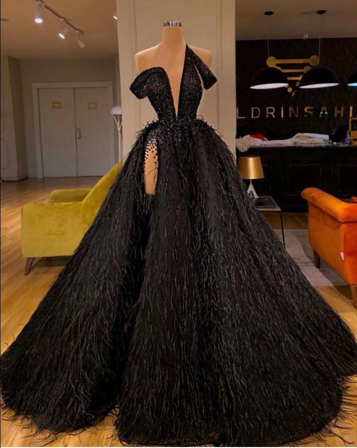  . Tesaturi de evenimente, rochii de seara, bluze, fuste.