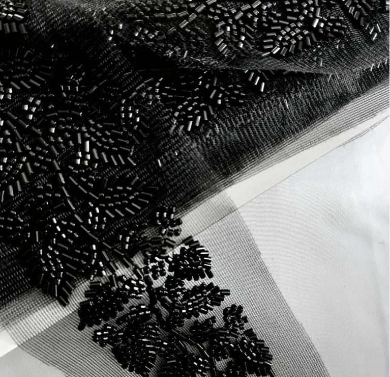 Bordura neagra de cusut cu margele din sticla, , glass beads, glass apliques, black . Tesaturi de evenimente, rochii de seara, bluze, fuste.
