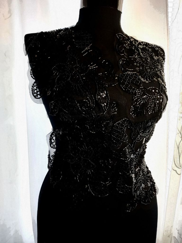 Aplicatie din margele pe negru, avem si pe alb
