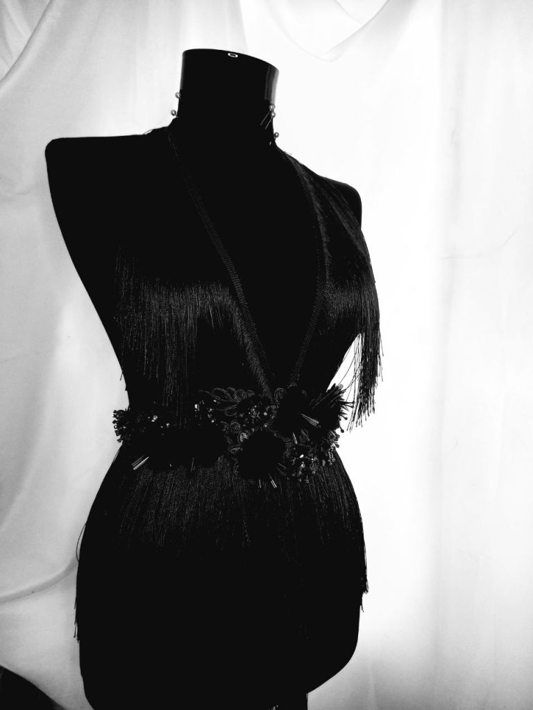 Franjuri din matase de 20cm, 
 28 lei
Aplicatie cu flori 3D si cristale