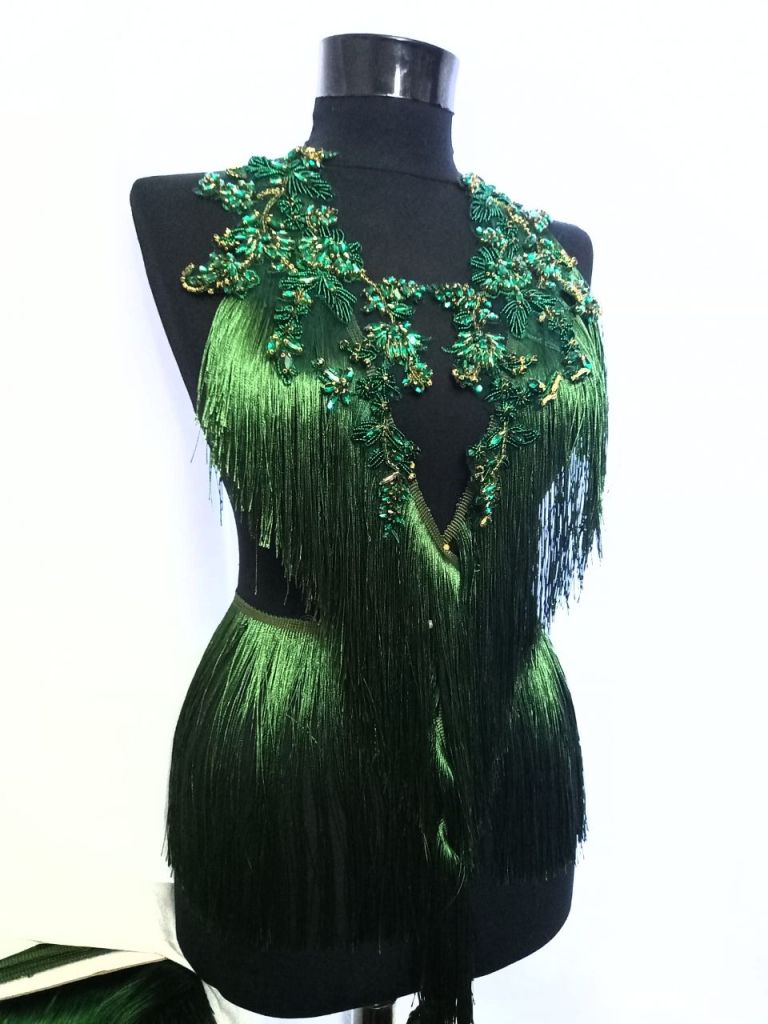 Franjuri verde smarald din matase de 20 cm materiale textile.
Set aplicatii de cusut cu cristale din sticla verde cu auriu,, lucrata manual, glass beads, glass apliques green . Tesaturi de evenimente, rochii de seara, bluze, fuste.