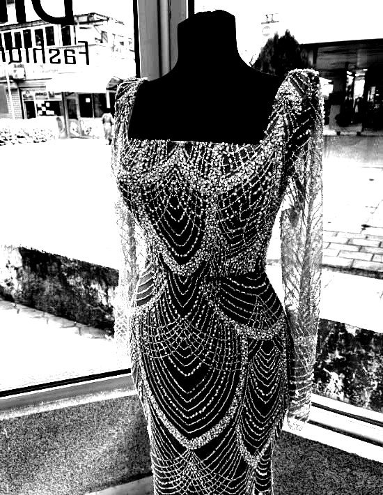 Dantela cu perle, margele si paiete, 
alb/negru,, pentru rochie de seara.  Broderii premium. Calitate Superioara. Broderii exclusive.