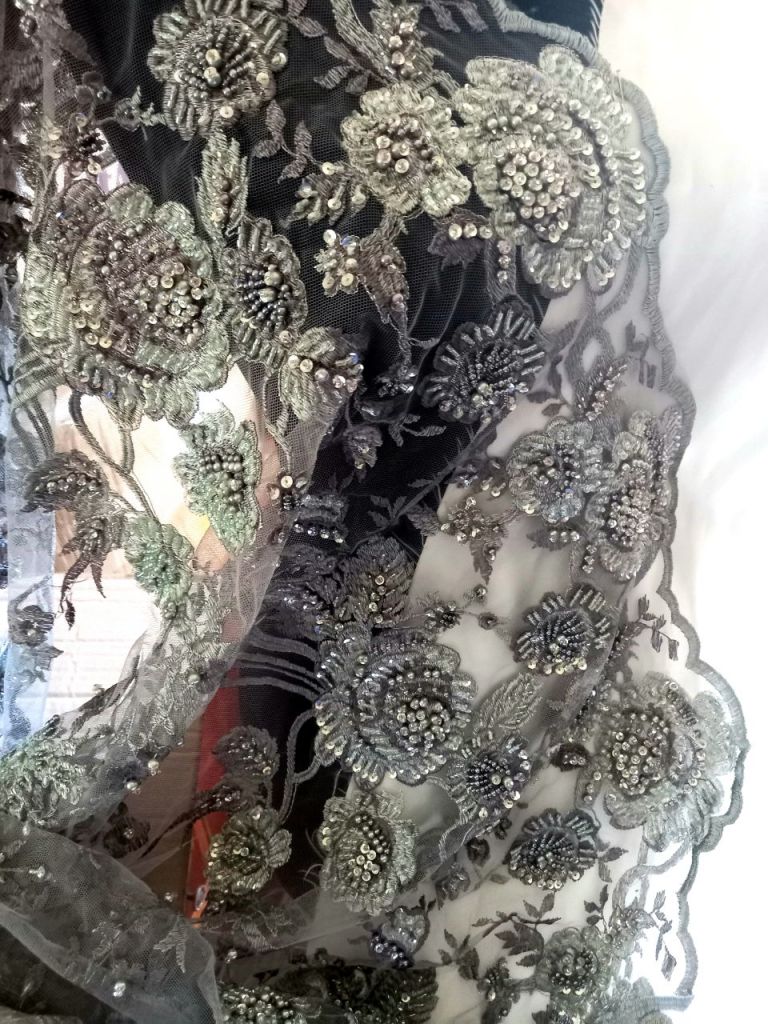 Dantela gri cu perle , 
margele si paiete, , lucrata manual, lace fabric glass beads, glass apliques. Broderii exclusive. Calitate Superioara. Broderii exclusive.