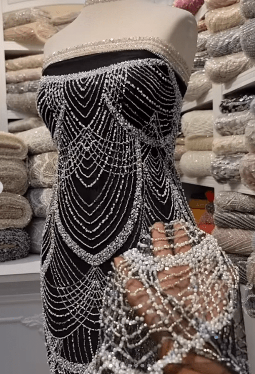 dantela alb negru pentru rochii de sera si evenimente, black white lace fabric glass beads, glass apliques.  Broderii premium. Calitate Superioara. Broderii exclusive.