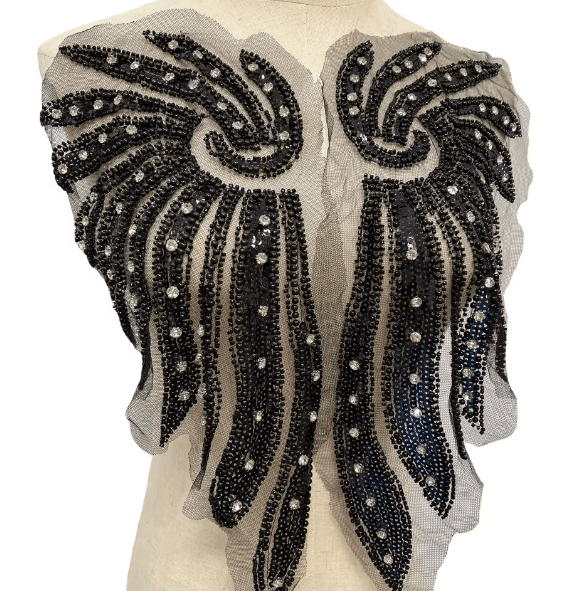 Aplicatii de cusut. Aripi  negre
.materiale textile