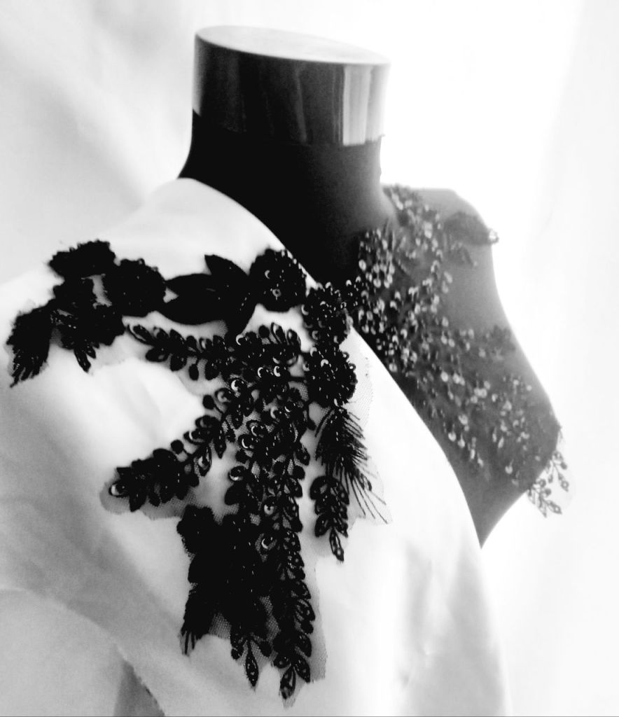 Aplicatie cu margele pe negru 
