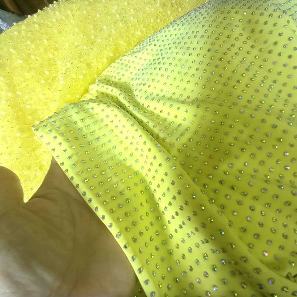 lycra galbena cu strasuri . Tesaturi de evenimente, rochii de seara, bluze, fuste.