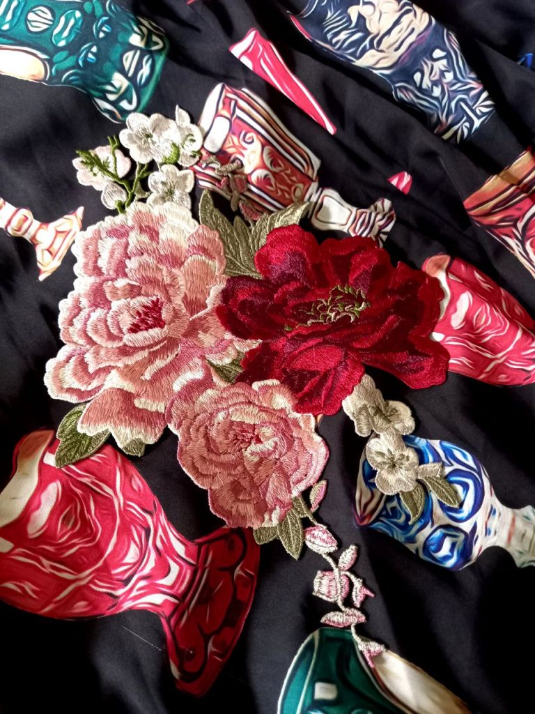 Flori de cusut,
 . Tesaturi de evenimente, rochii de seara, bluze, fuste.