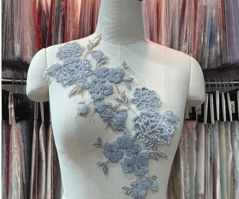Flori de cusut  bleu cu margele,
pentru rochii dama