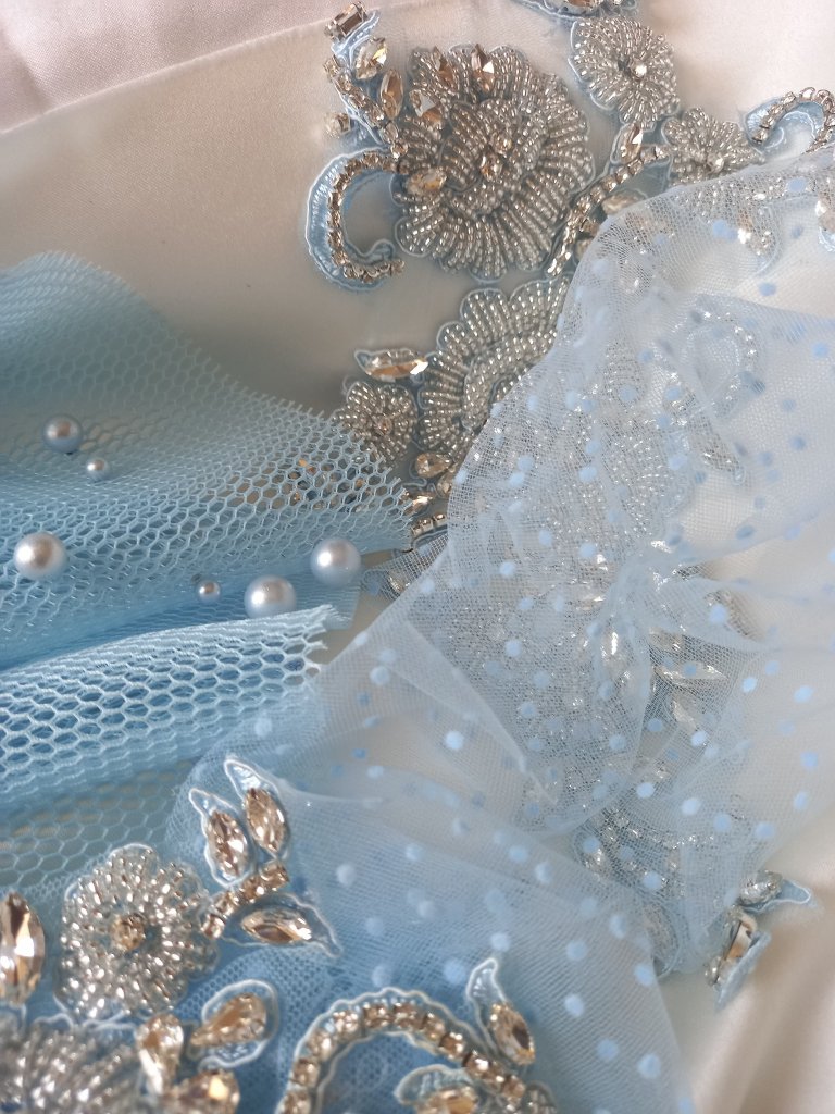 Set aplicatii cu cristale ,
bleu-argintiu,, lucrata manual
2 buc set, lace fabric glass beads, glass apliques. Broderii exclusive. Calitate Superioara. Broderii exclusive.