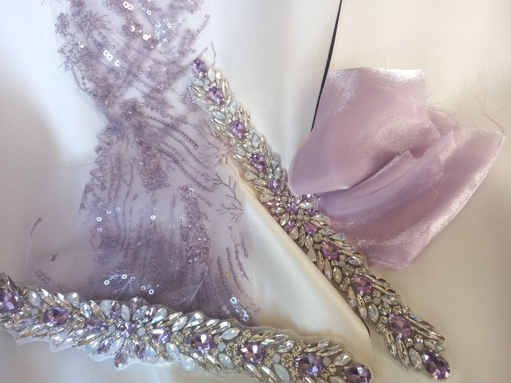 Aplicatie cu cristale din sticla . Tesaturi de evenimente, rochii de seara, bluze, fuste.
