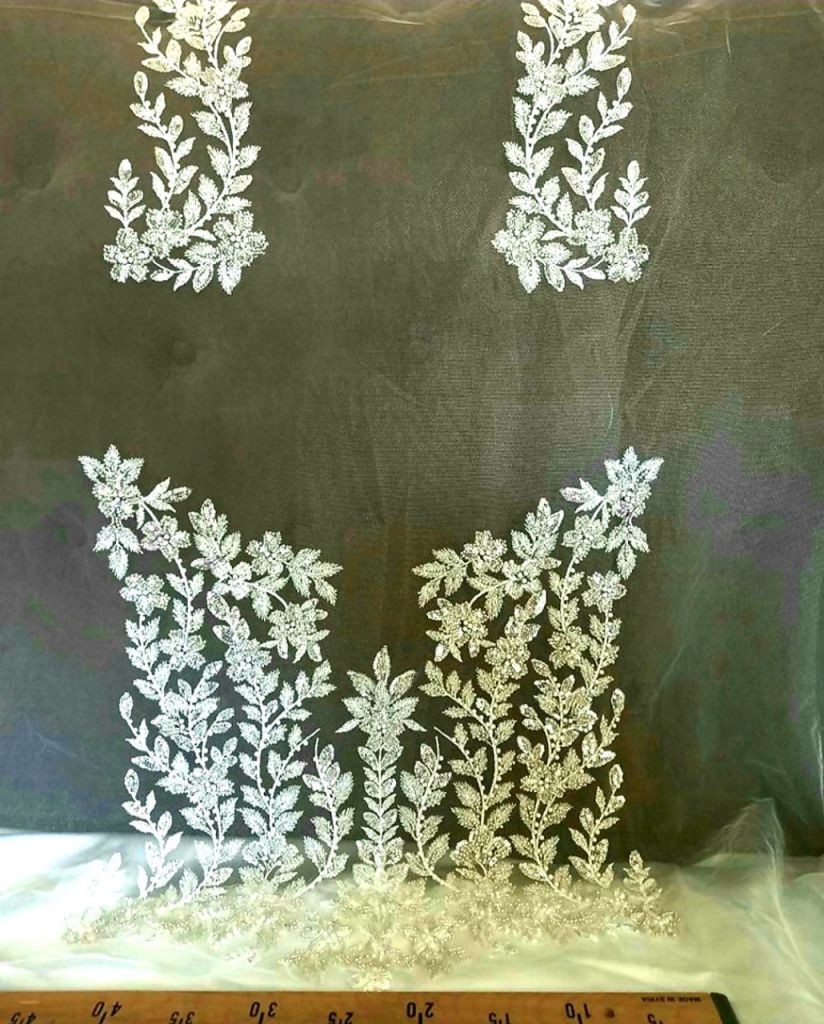 Dantela tip panou cu perle,
margele si paiete