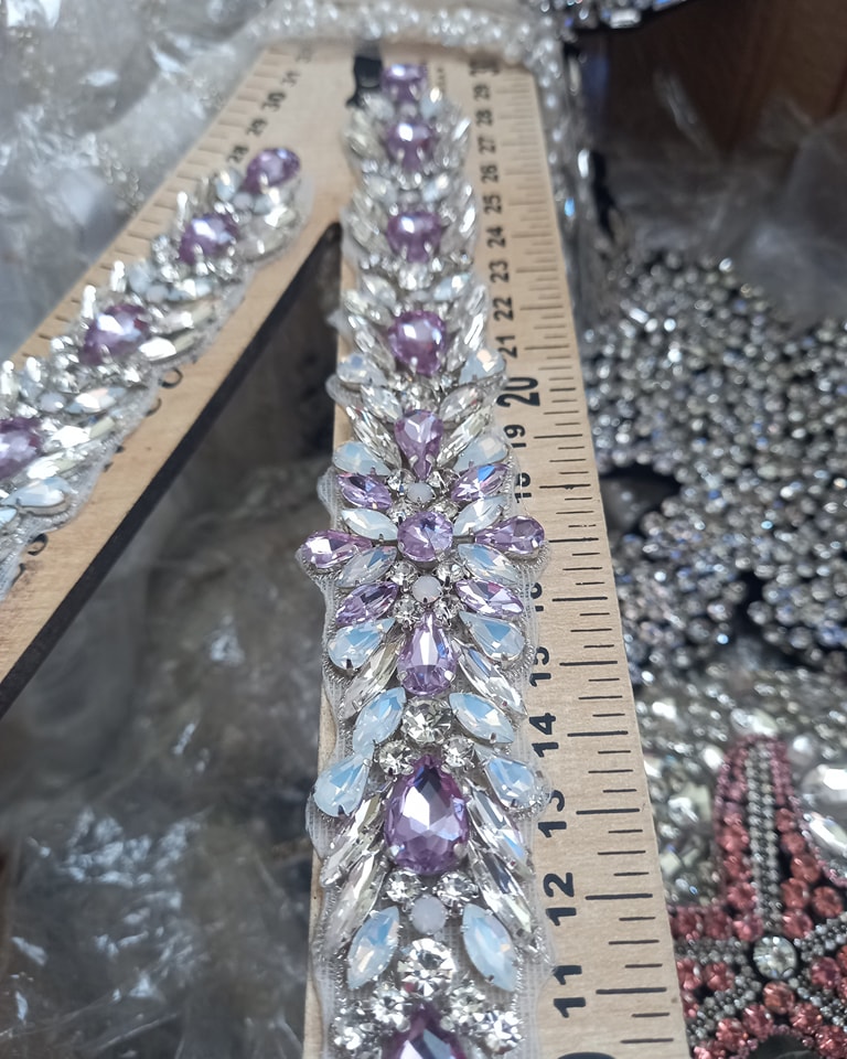 Brau, curea, epoleti, cu cristale din sticla lila, lucrata manual, lace fabric glass beads, glass apliques. Broderii exclusive. Calitate Superioara. Broderii exclusive.

