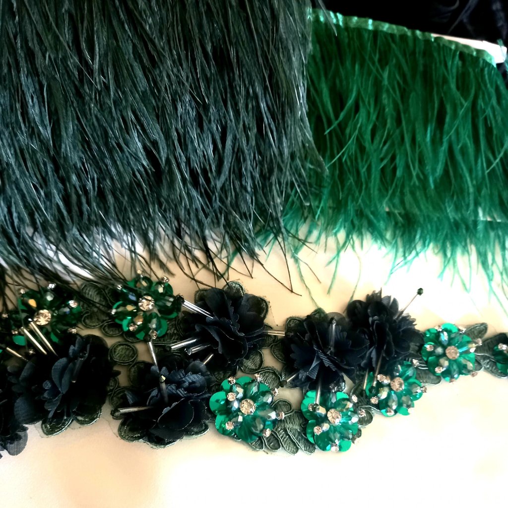 Aplicatie cu flori 3D si cristale, 45 cm, pret 75,00 lei/,buc
