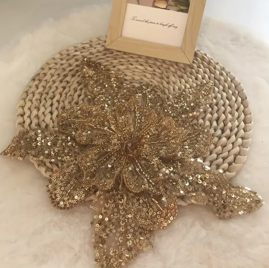 Aplicatie din margele, 30cm,
pe bej, rosu, bleu
75 lei/bucata.