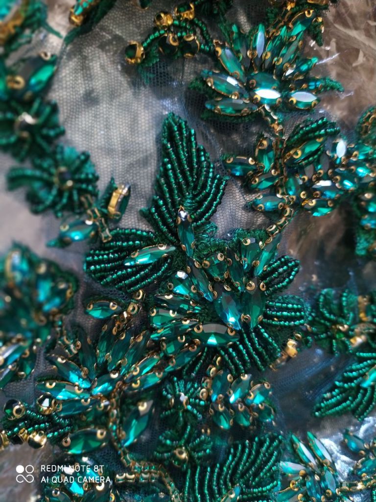 Set aplicatii  de cusut cu cristale din sticla  verde cu auriu,, lucrata manual. Broderii exclusive. Calitate Superioara. Broderii exclusive.
