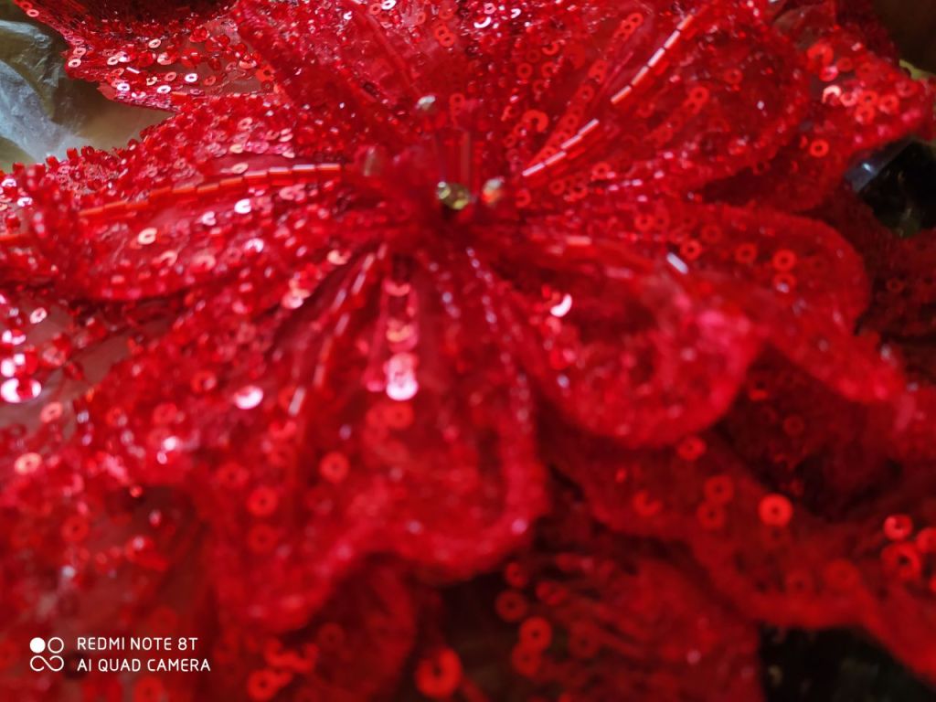 Floare rosu inchis din margele, 30 cm, accesorii de cusut, pentru fuste, rochii, bluze dama, pret bucata