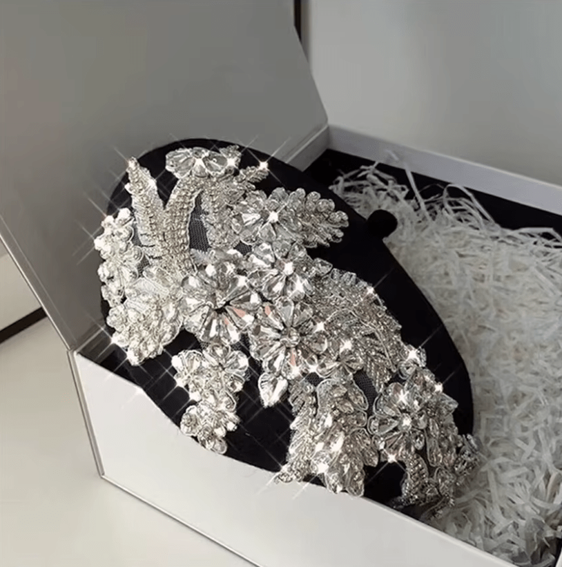 Aplicatie cu cristale argintiu, lucrata manual