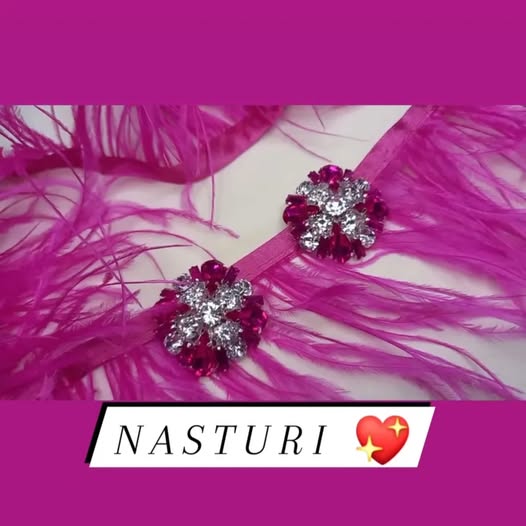 Nasturi magenta/fucsia, cu cristale din sticla 32 mm
pret  32 lei bucata.
Pene de strut fucsia. 