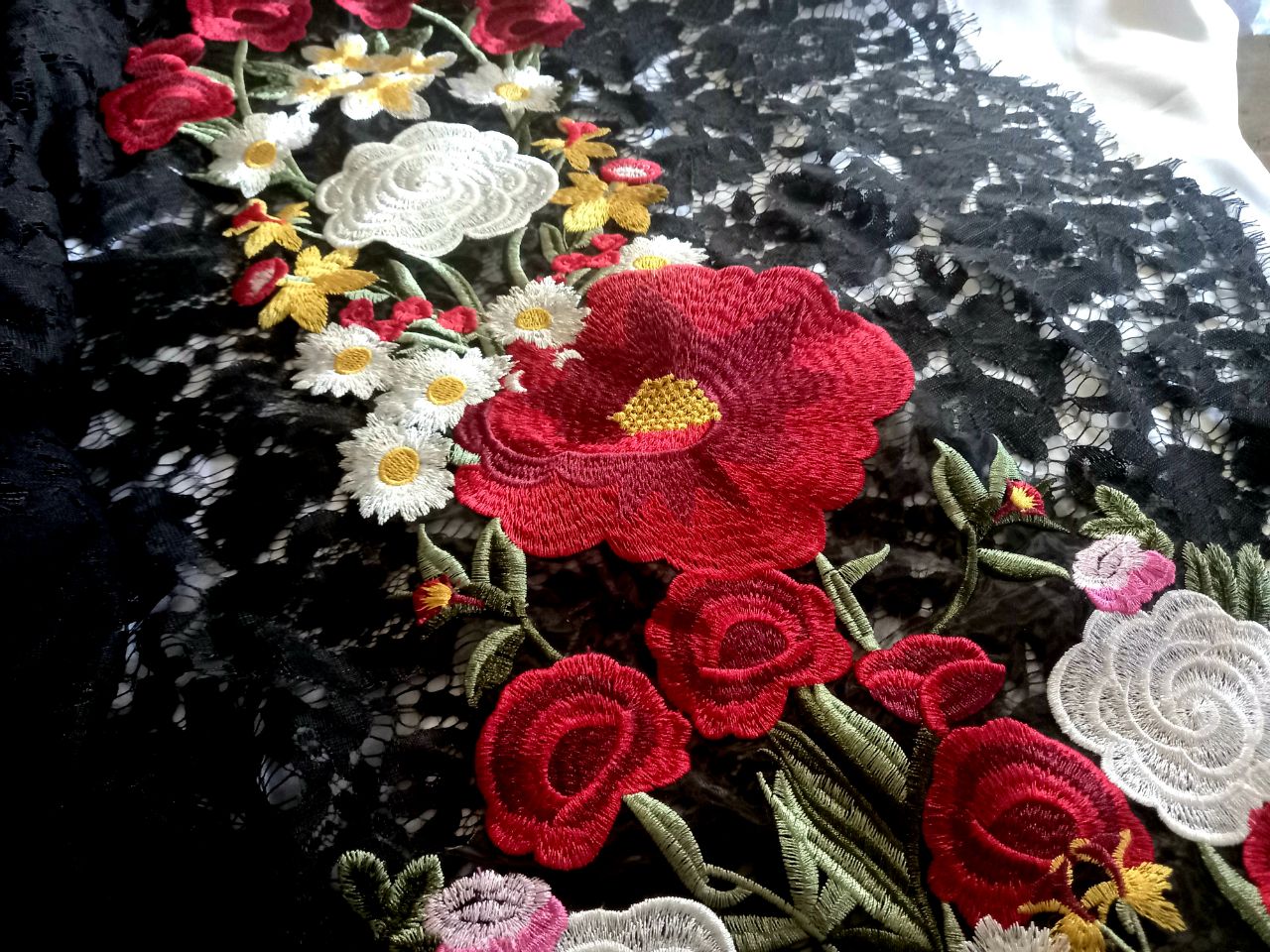 Aplicatii de cusut  cu maci, pentru rochie dama