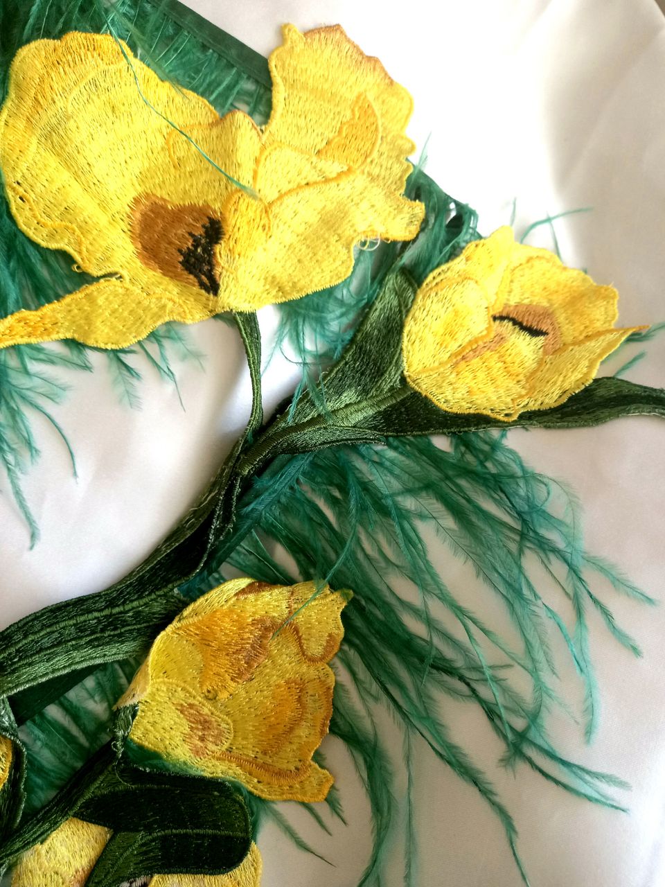 Aplicatie de cusut cu flori galbene 