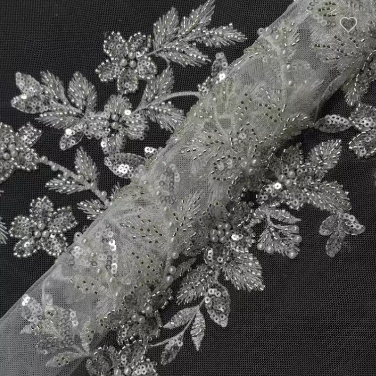 Aplicatii cu margele, perle si paiete, panou, reducere, materiale textile, dantela, broderie . Tesaturi de evenimente, rochii de seara, bluze, fuste.